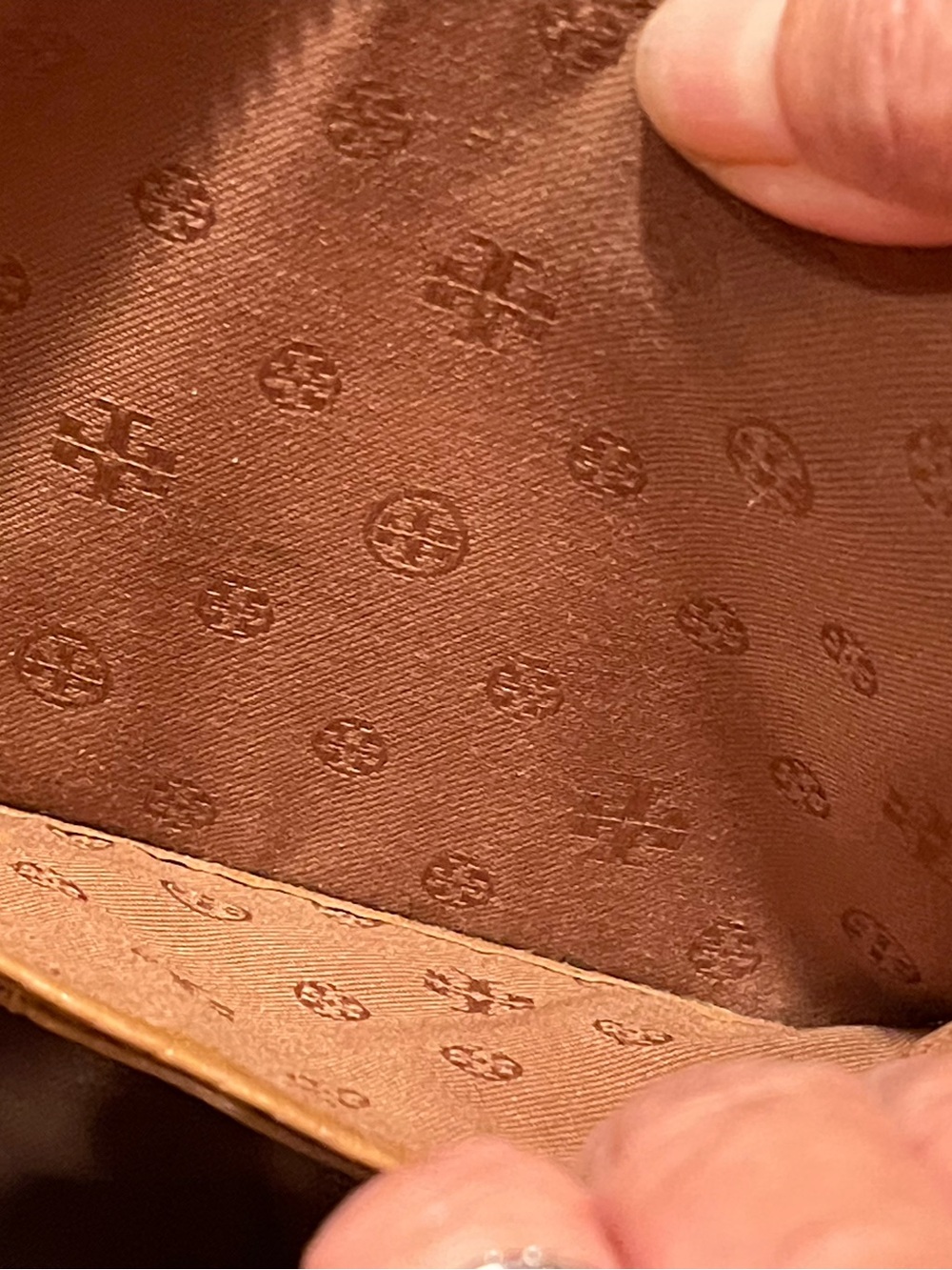 Tory Burch Caramel Brown Pebbled Leather Crossbody Gold Tone Logo Zip Top 9 x 6 - Picture 7 of 8